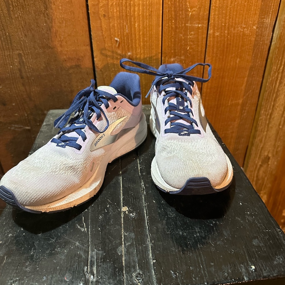 Light Purple Brooks Launch Shoes - Picture 1 of 4